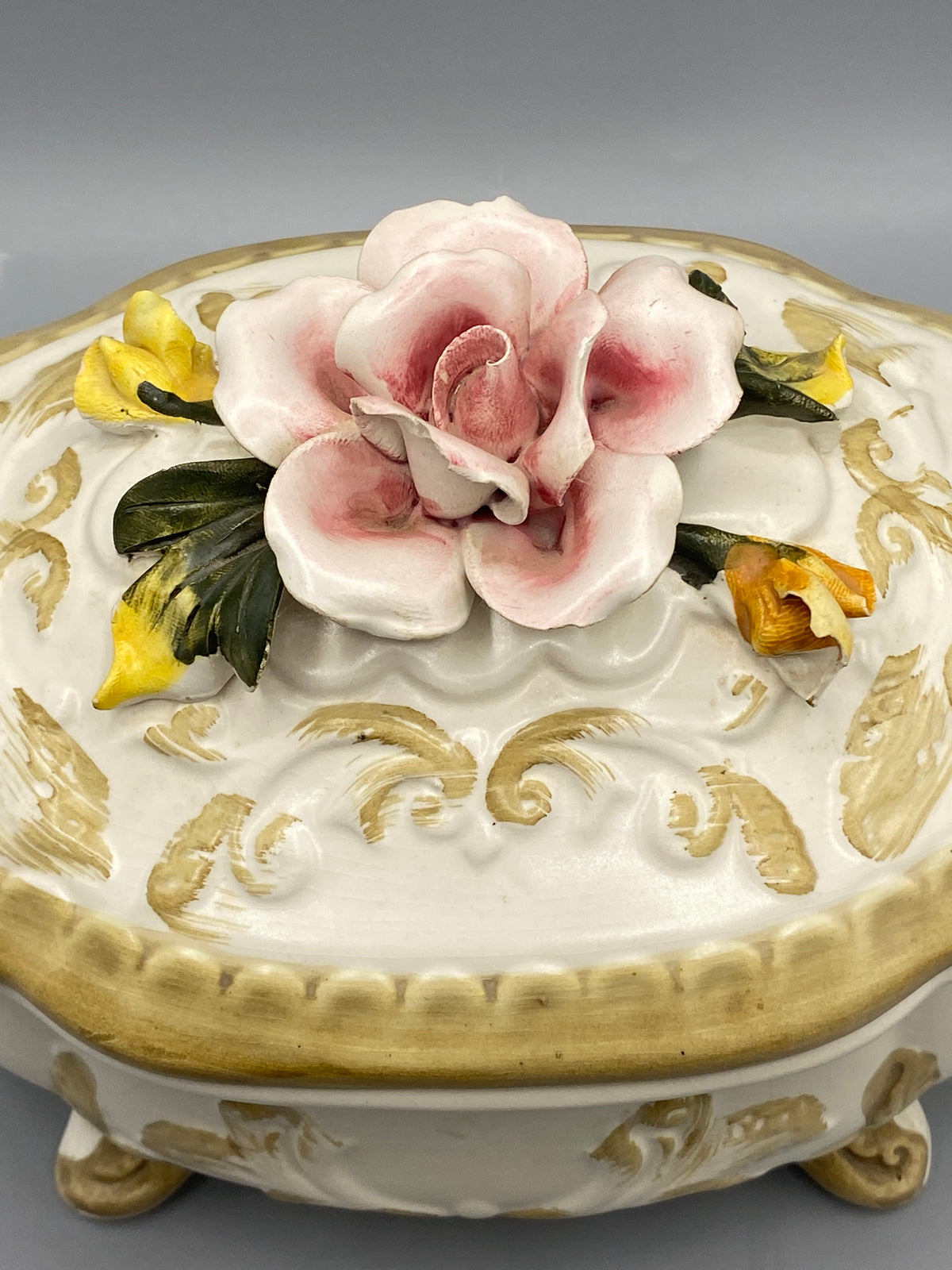 Grande biscuitière italienne en céramique à rose rose modelée en relief