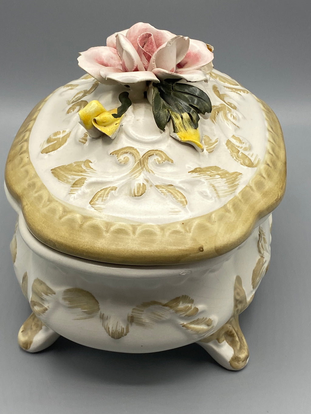 Détail des pétales de la rose rose et du décor rocaille