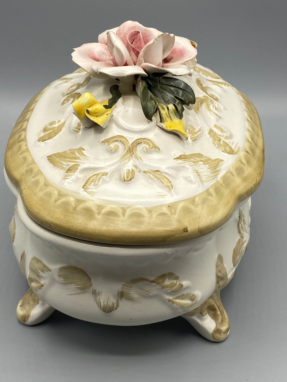 Détail des pétales de la rose rose et du décor rocaille