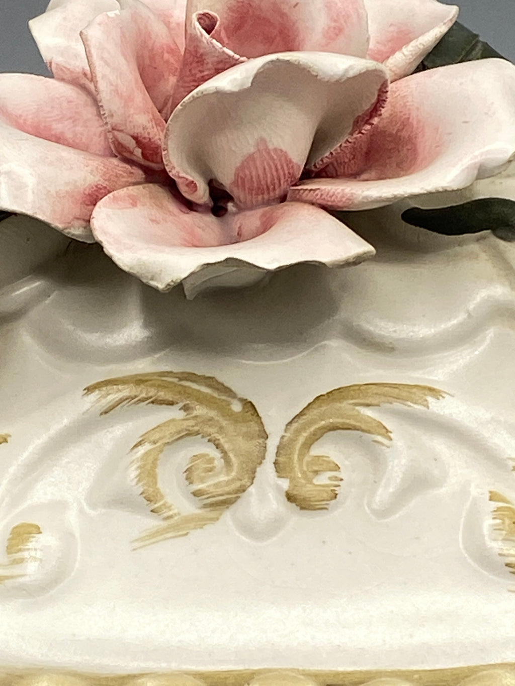 Vue de profil de la biscuitière à décor beige doré
