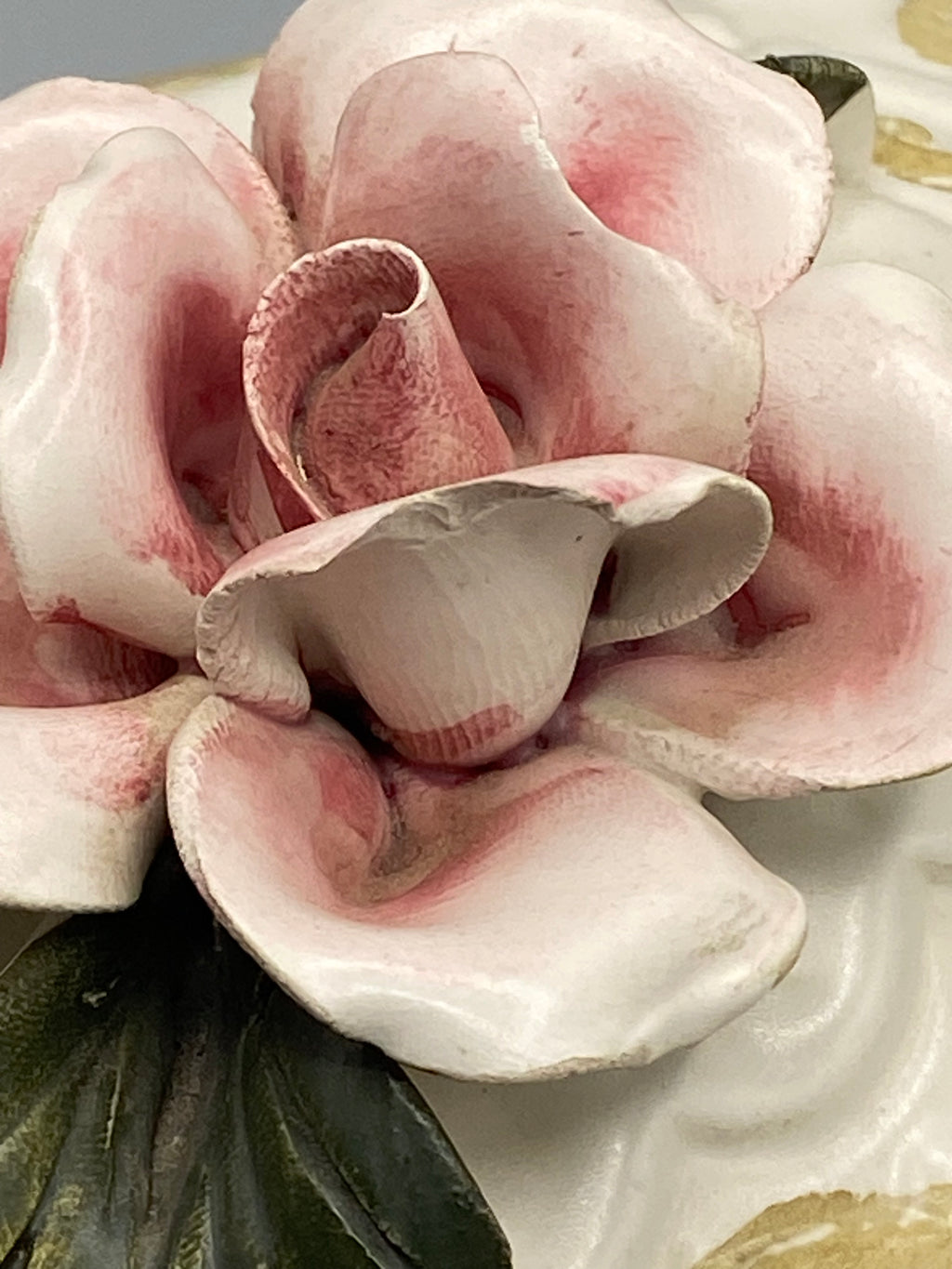 Intérieur de la biscuitière et son couvercle fleuri