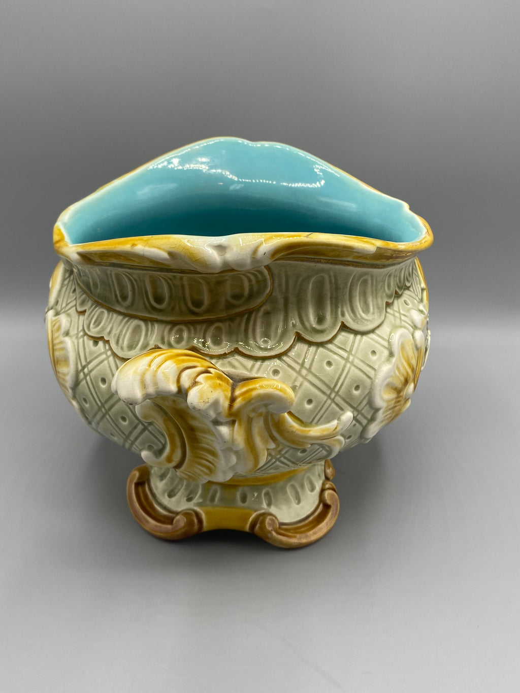 Vue plongeante de l’intérieur bleu turquoise de la jardinière