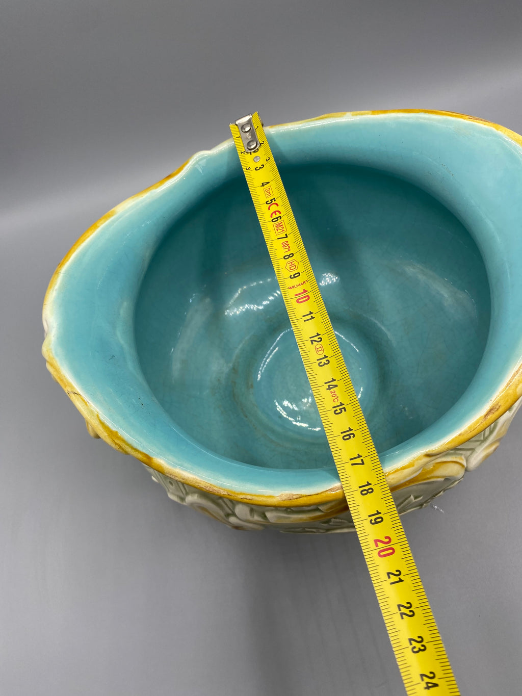Vue latérale de la jardinière à pieds en volutes
