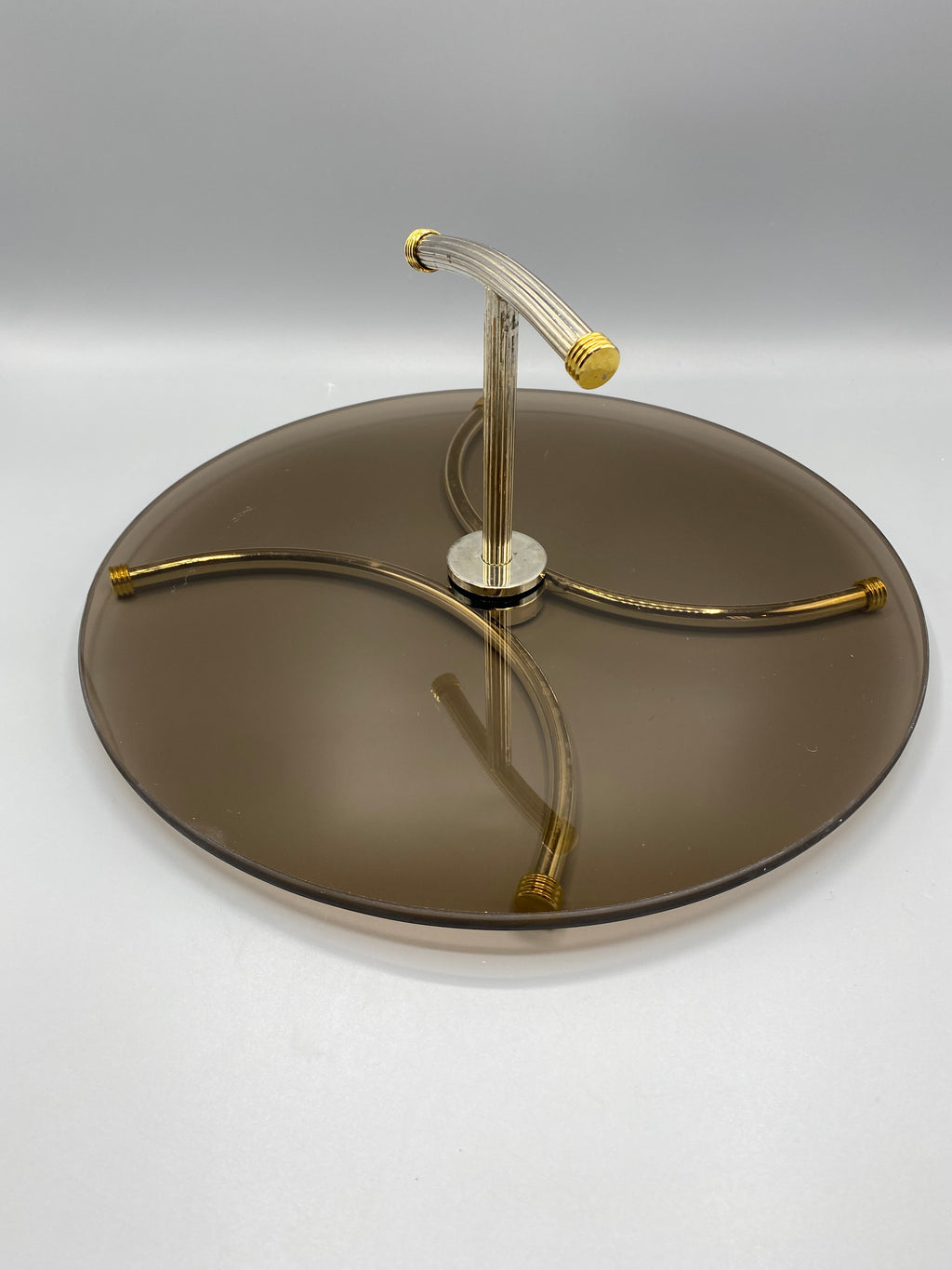 Plateau de service en verre fumé et métal doré, vue d'ensemble