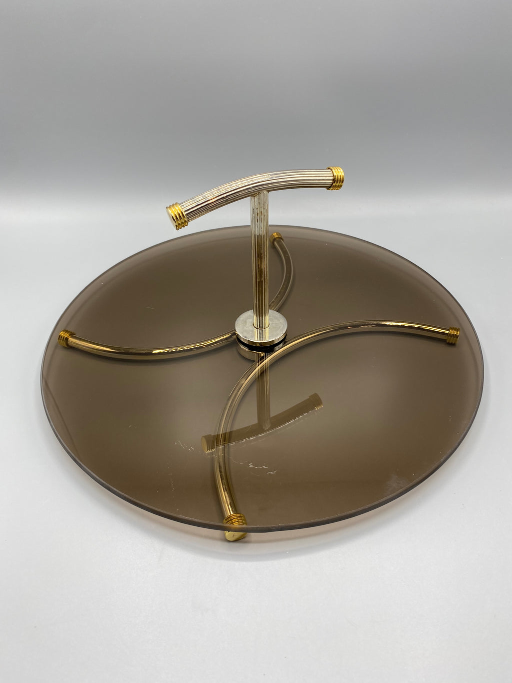 Plateau de service en verre fumé, détail des branches métalliques et mesure du diamètre