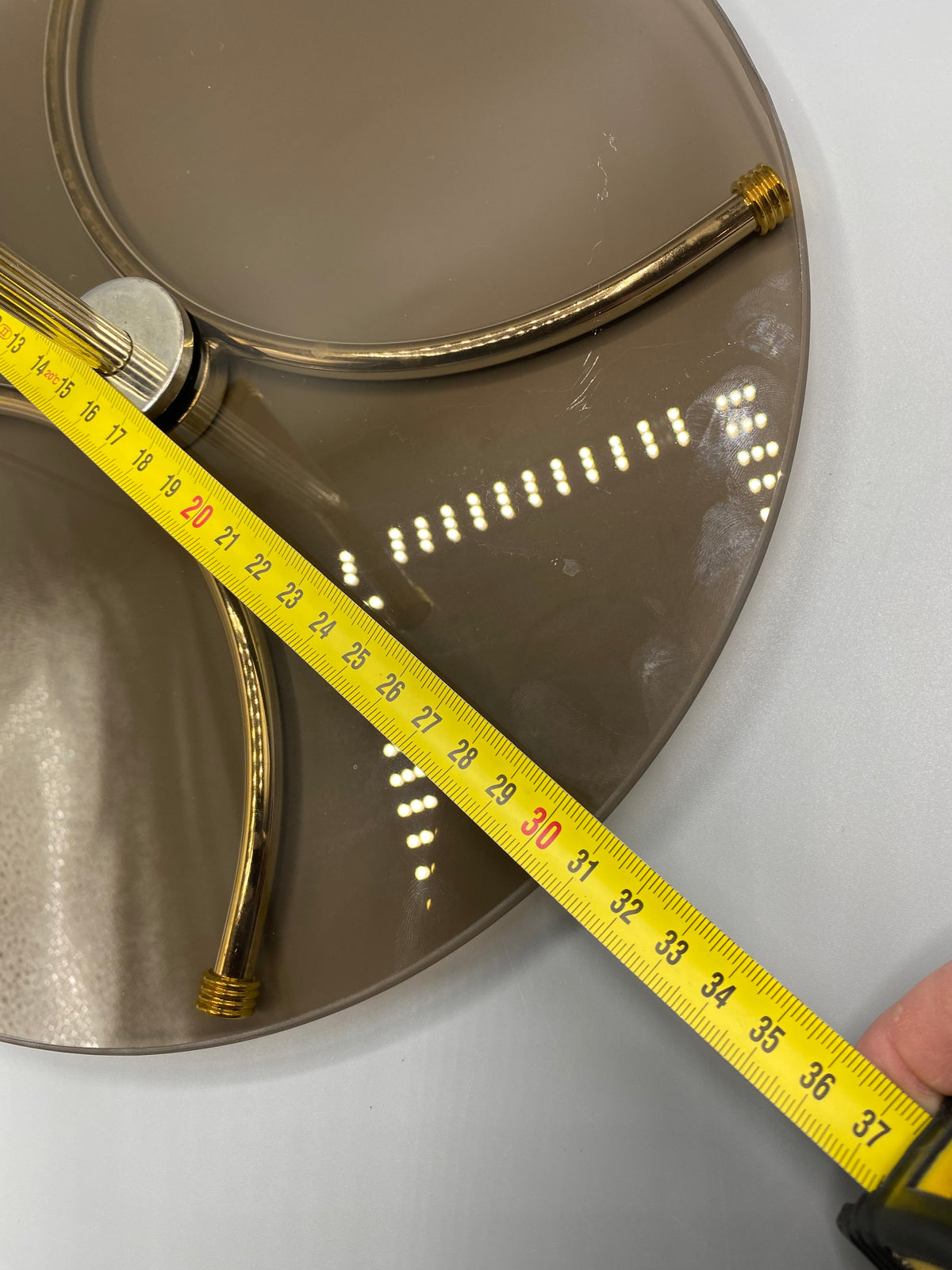 Plateau de service en verre fumé, détail de la fixation en lapis bleu
