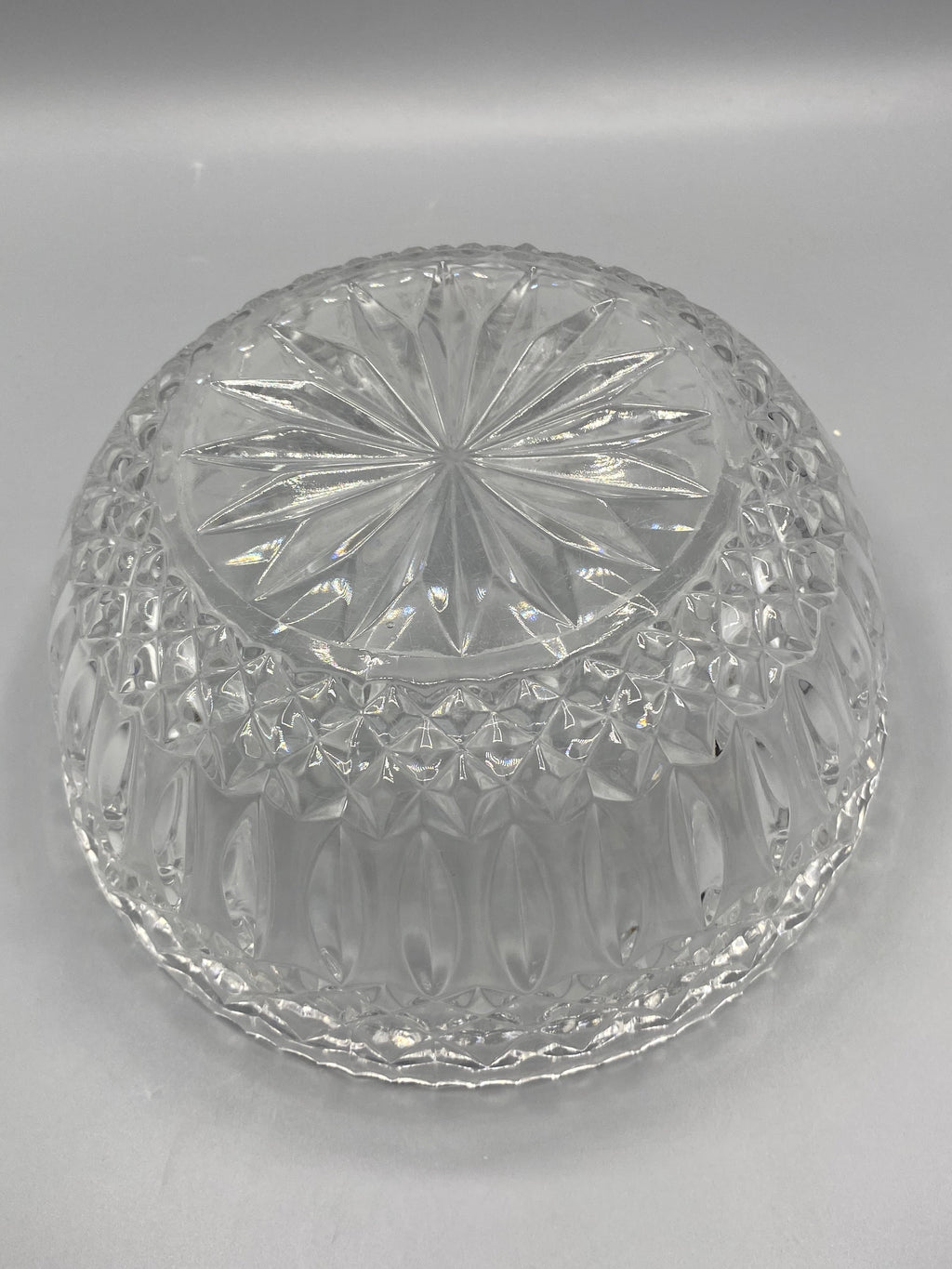 Saladier en cristal taillé, vue de face