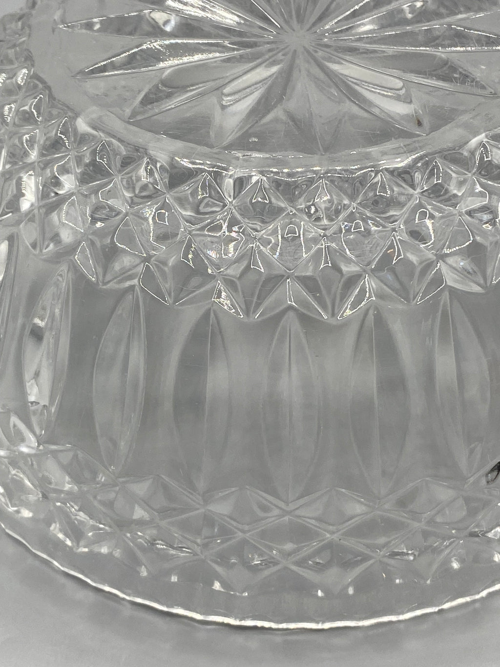 Saladier en cristal taillé, vue du dessous avec étoile centrale