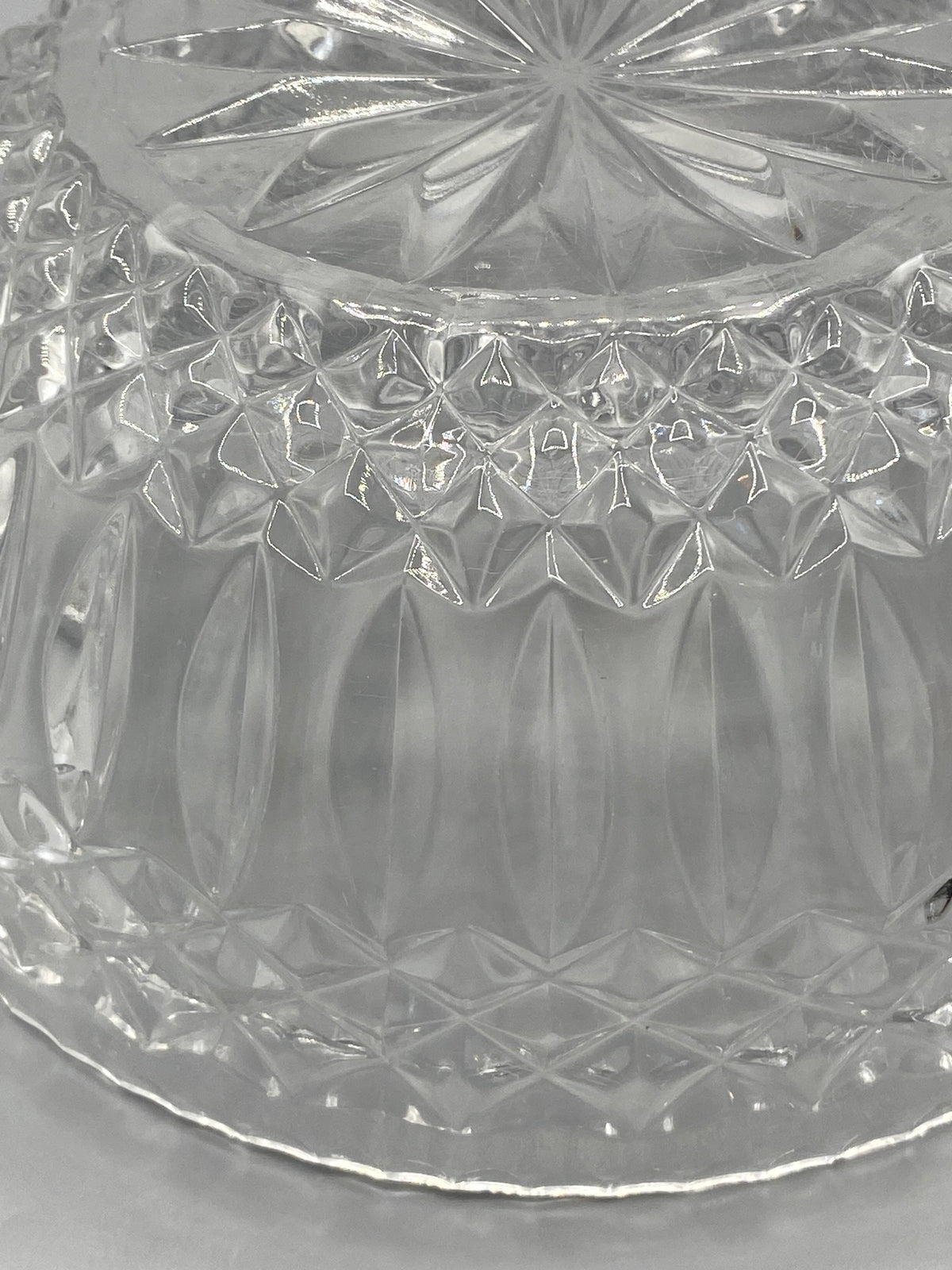 Saladier en cristal taillé, vue du dessous avec étoile centrale