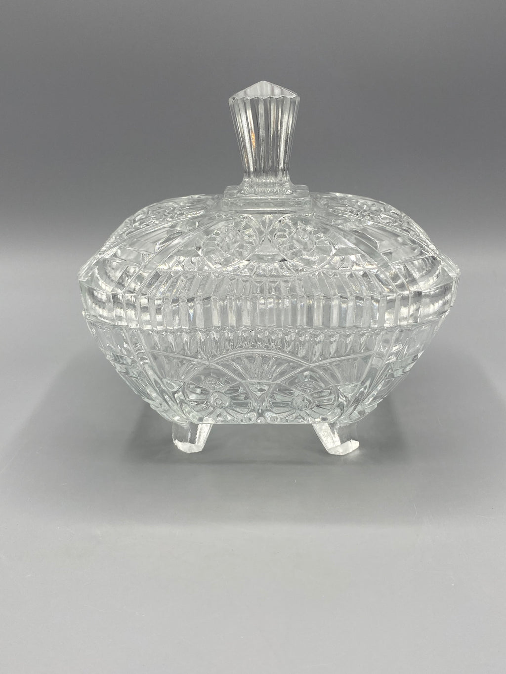 Bonbonnière en verre moulé, vue de dessus avec couvercle