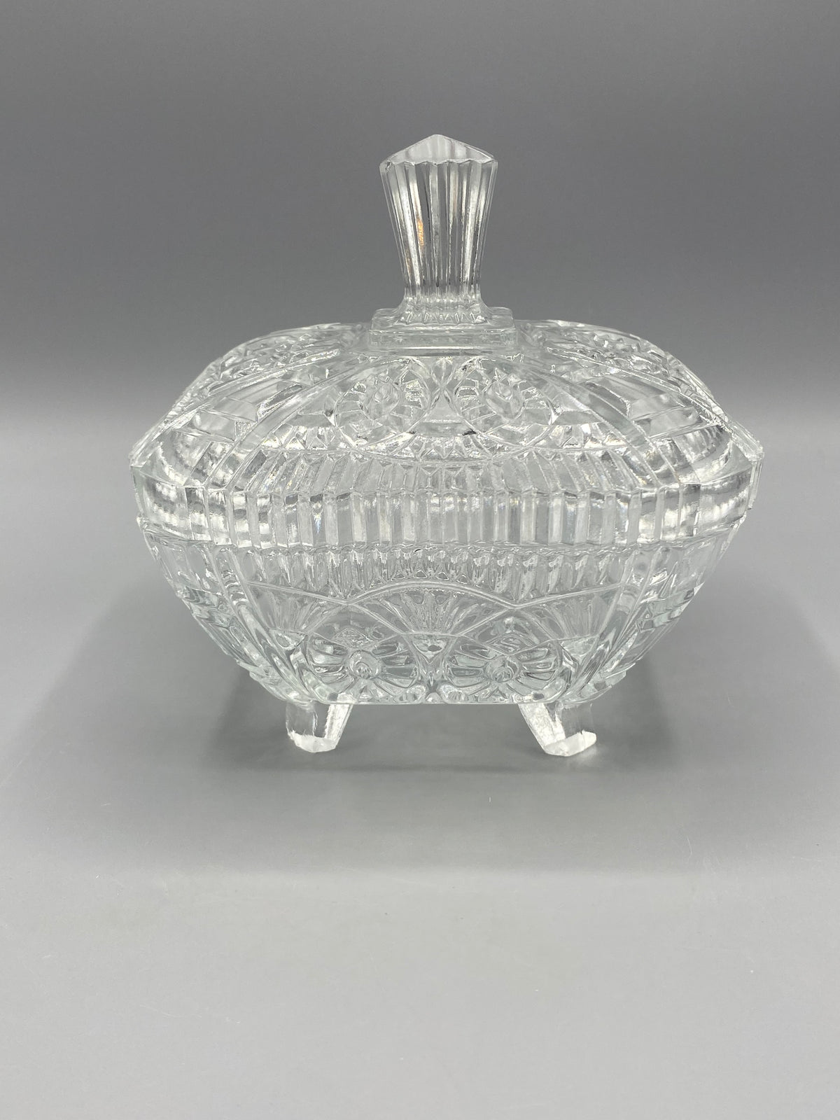 Bonbonnière en verre moulé, vue de dessus avec couvercle