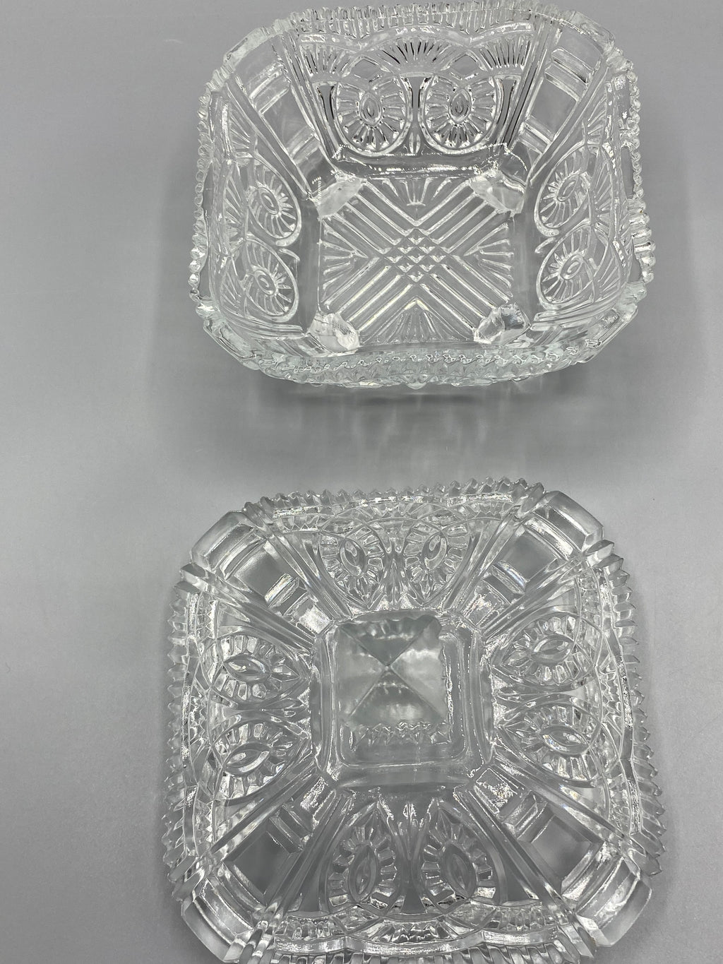 Bonbonnière en verre moulé, vue intérieure du décor géométrique