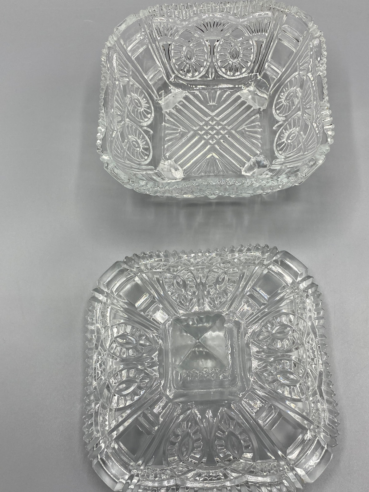 Bonbonnière en verre moulé, vue intérieure du décor géométrique