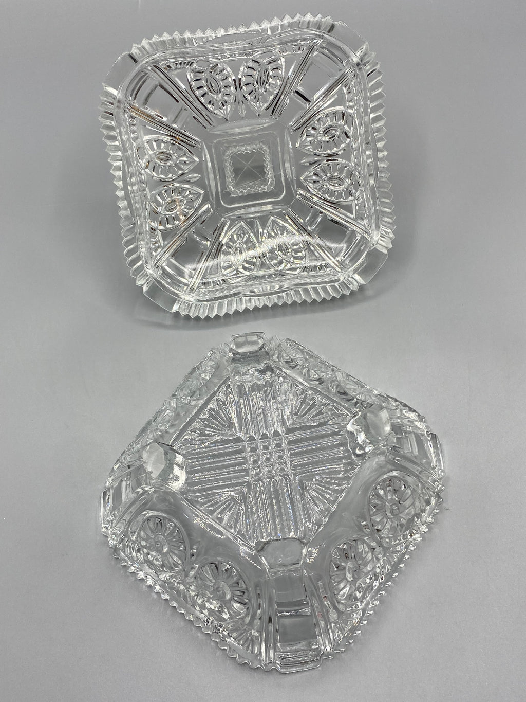 Bonbonnière en verre moulé, vue du dessous