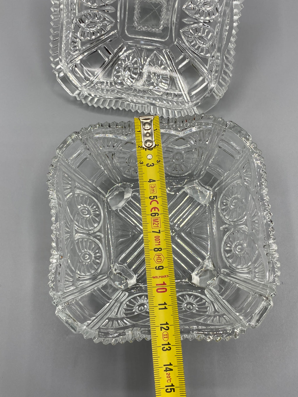 Bonbonnière en verre moulé, vue de profil avec couvercle et bouton facetté