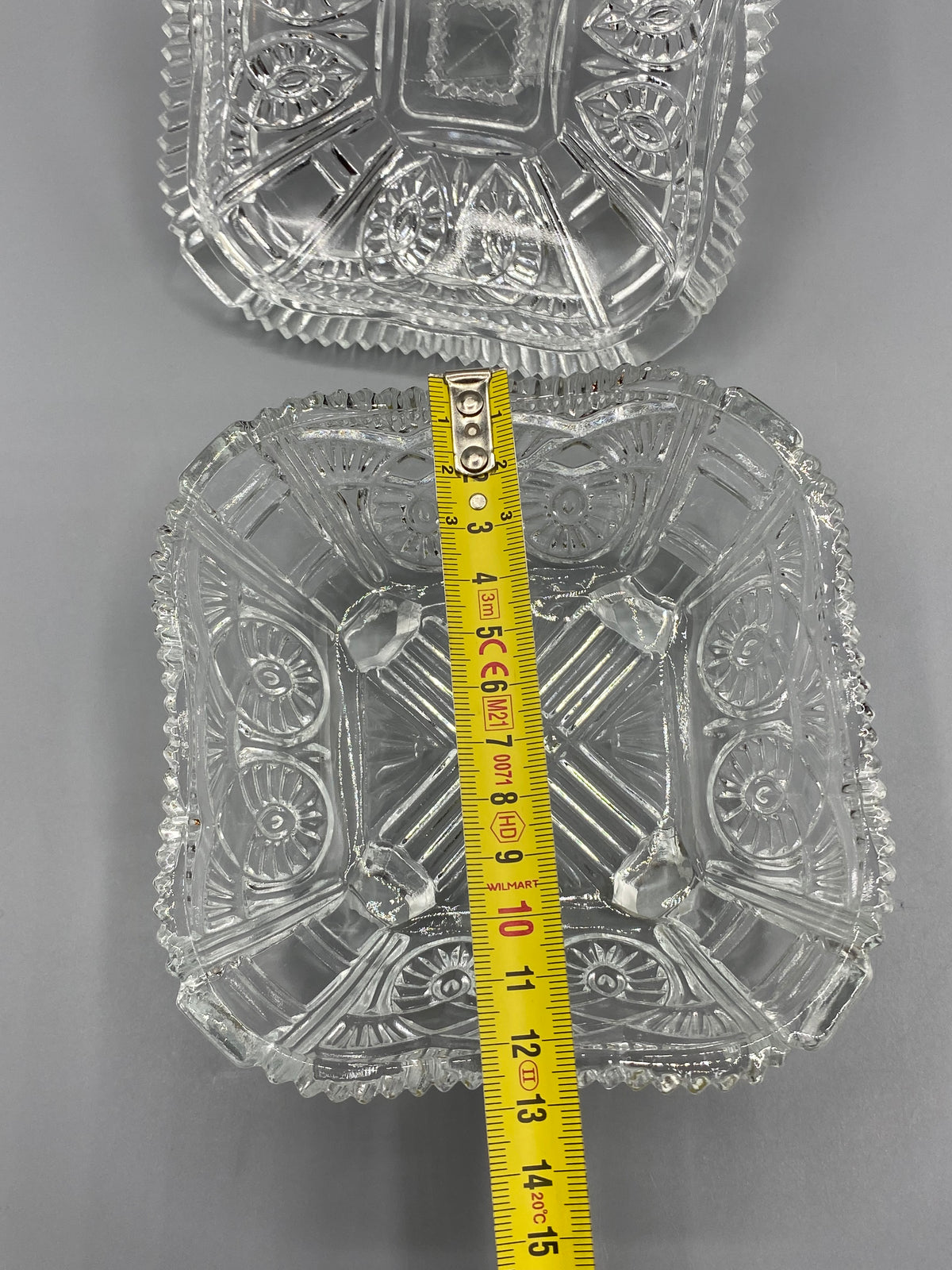 Bonbonnière en verre moulé, vue de profil avec couvercle et bouton facetté