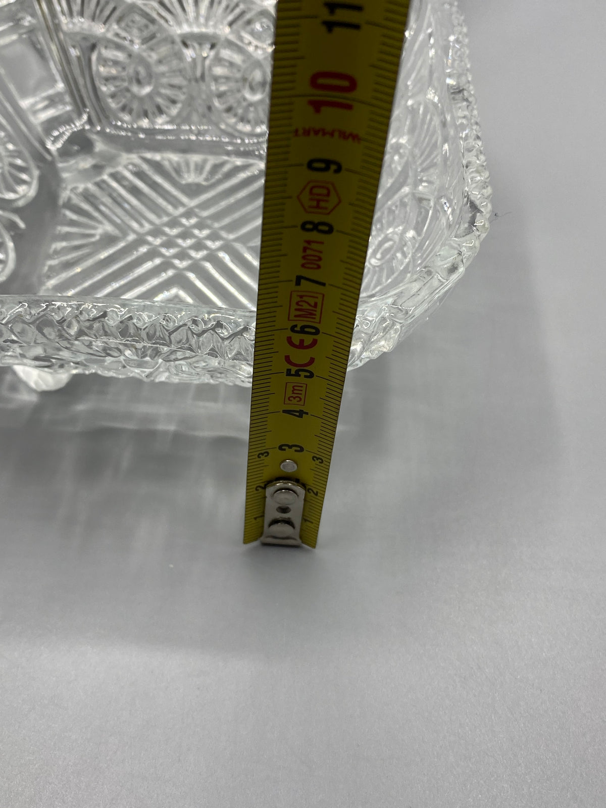 Bonbonnière en verre moulé, autre vue de face