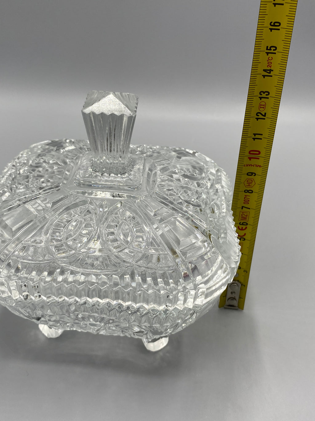 Bonbonnière en verre moulé, détail des pieds et de la bordure dentelée