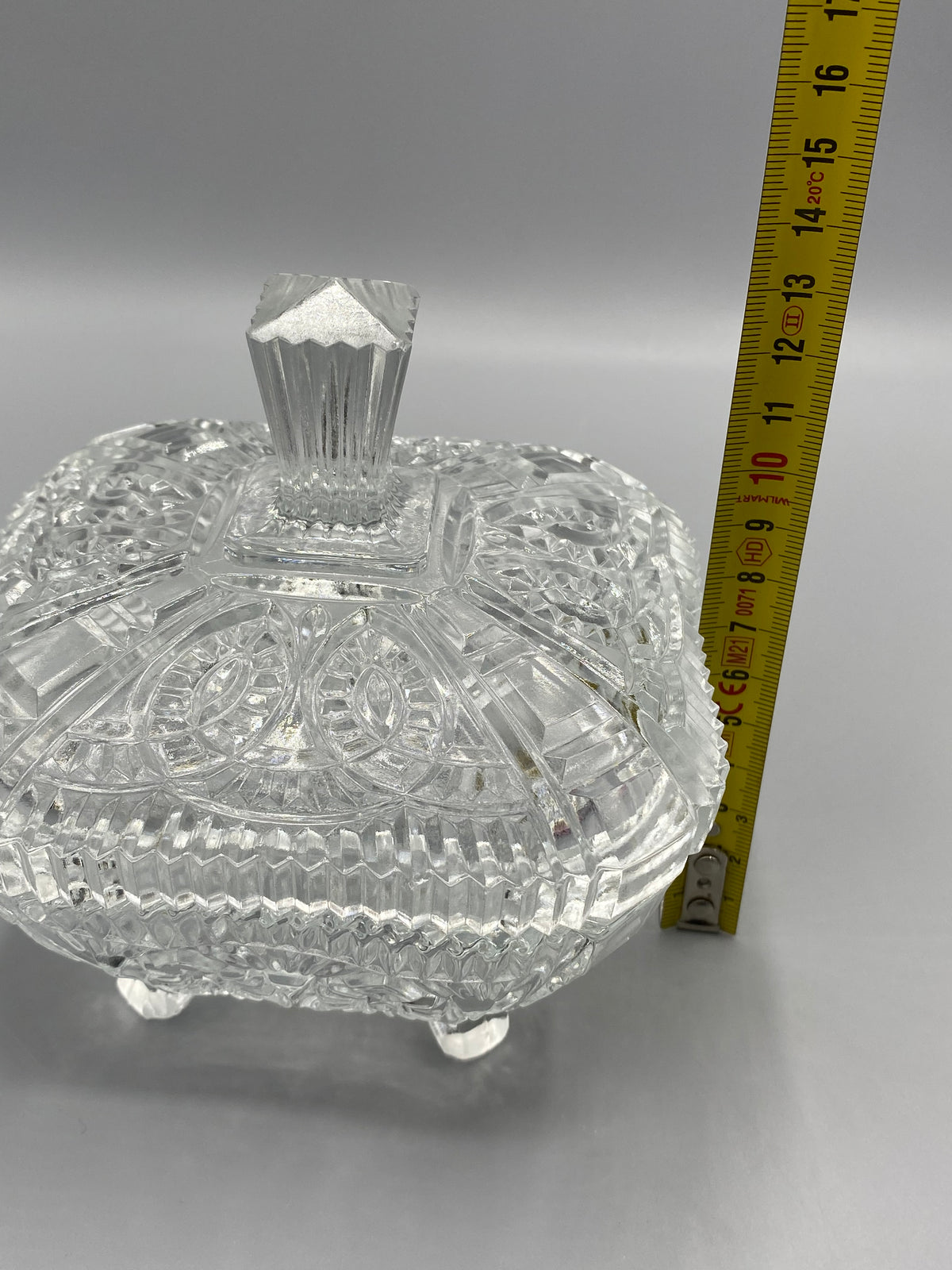 Bonbonnière en verre moulé, détail des pieds et de la bordure dentelée
