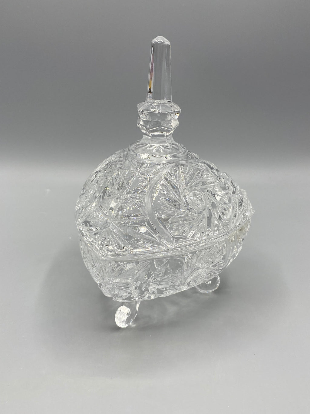 Bonbonnière triangulaire en verre moulé, ouverte avec couvercle