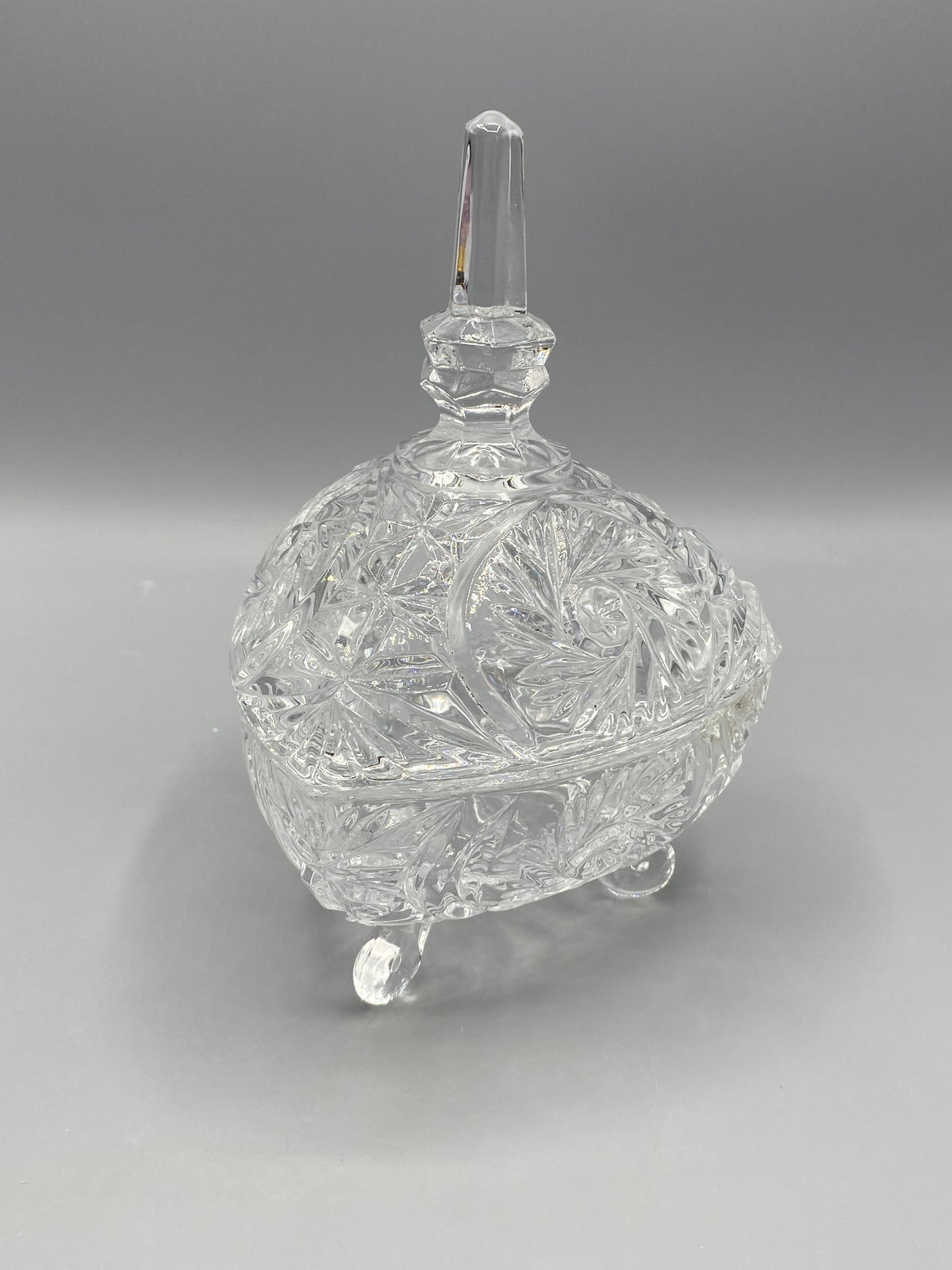 Bonbonnière triangulaire en verre moulé, ouverte avec couvercle