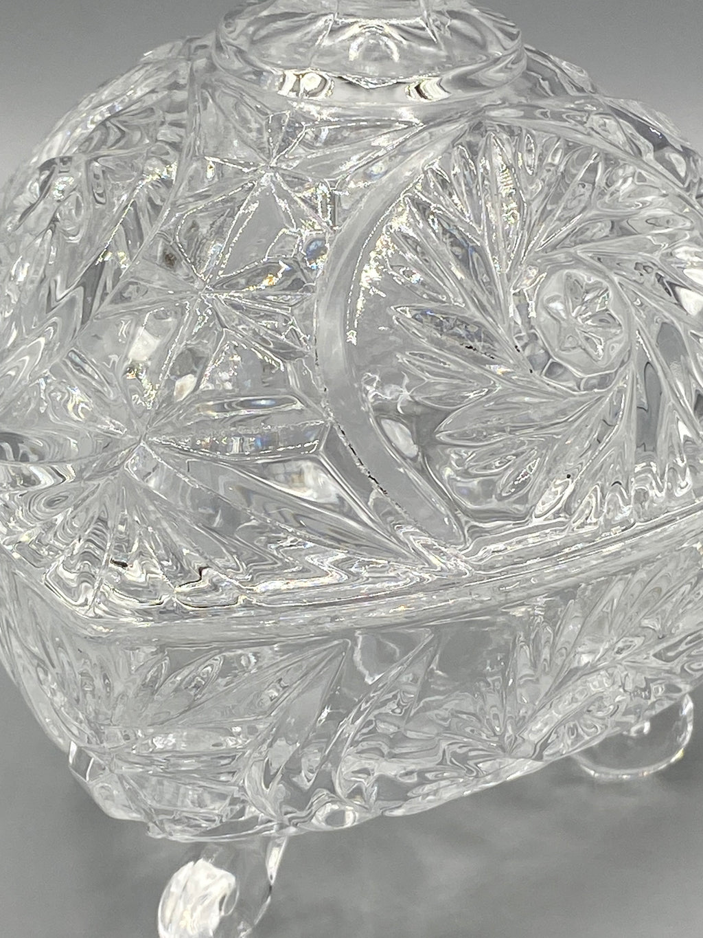 Bonbonnière triangulaire en verre moulé, vue de face avec couvercle