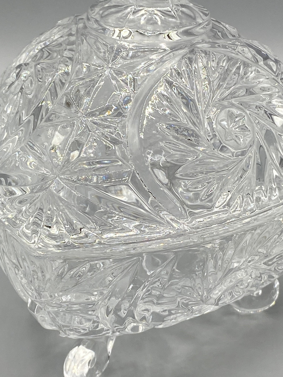 Bonbonnière triangulaire en verre moulé, vue de face avec couvercle