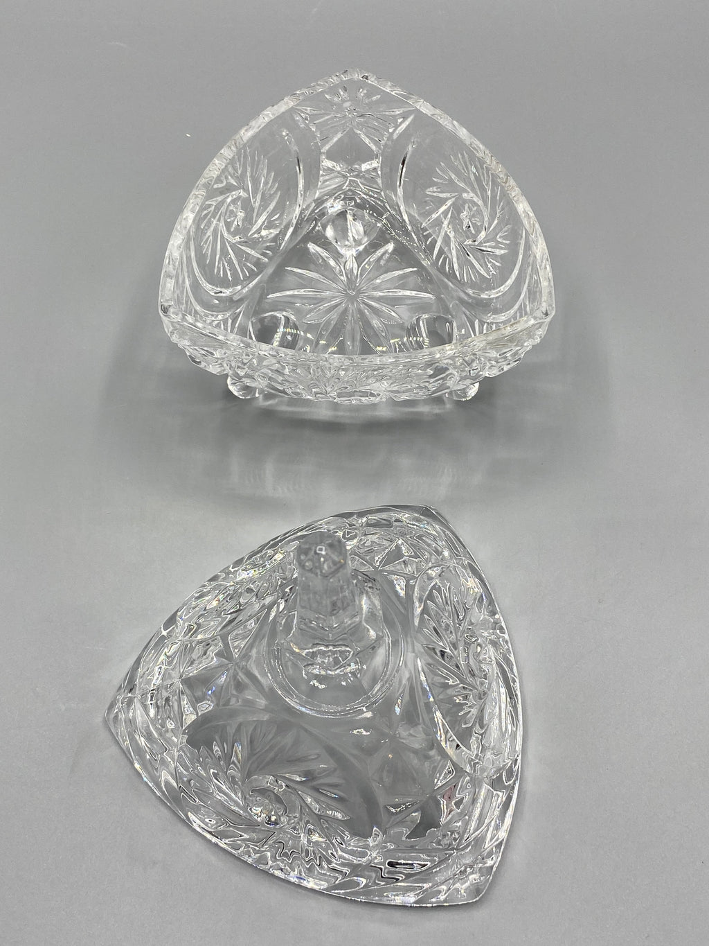 Bonbonnière triangulaire en verre moulé, détail du décor et des pieds