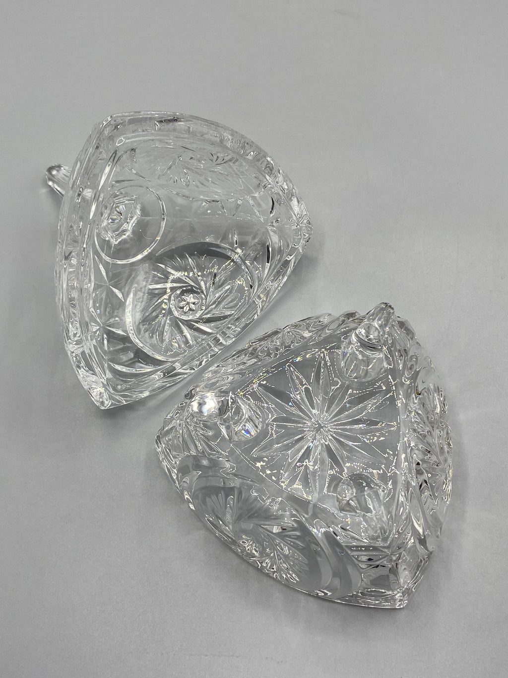 Bonbonnière triangulaire en verre moulé, mesure de la largeur