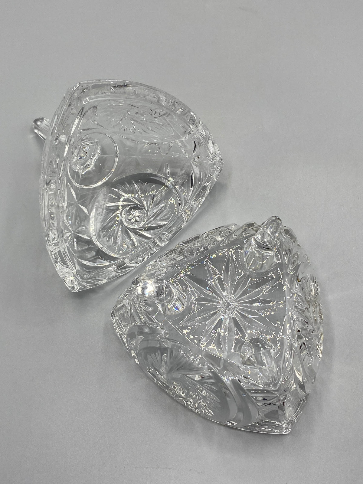 Bonbonnière triangulaire en verre moulé, mesure de la largeur