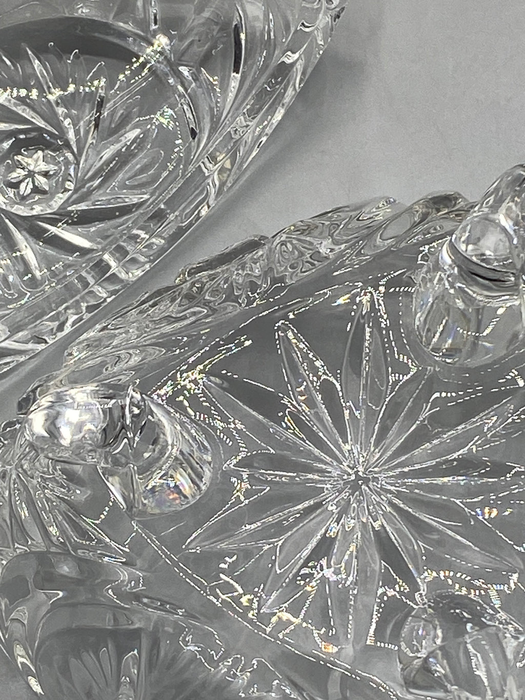Bonbonnière triangulaire en verre moulé, mesure du couvercle
