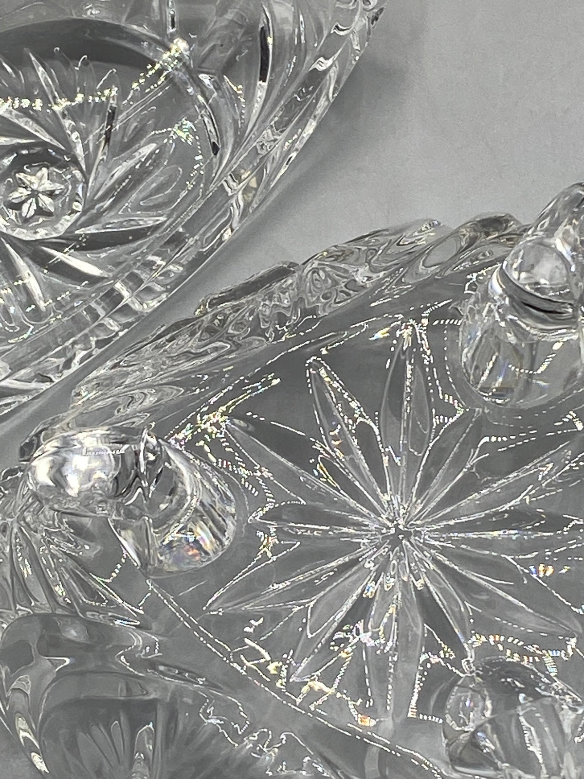 Bonbonnière triangulaire en verre moulé, mesure du couvercle