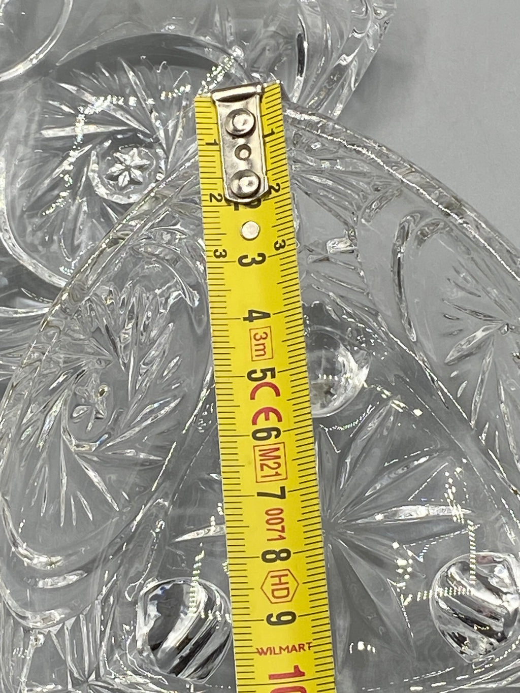 Bonbonnière triangulaire en verre moulé, vue de dessus du couvercle