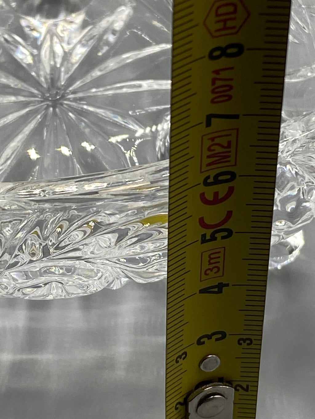 Bonbonnière triangulaire en verre moulé, base et couvercle séparés