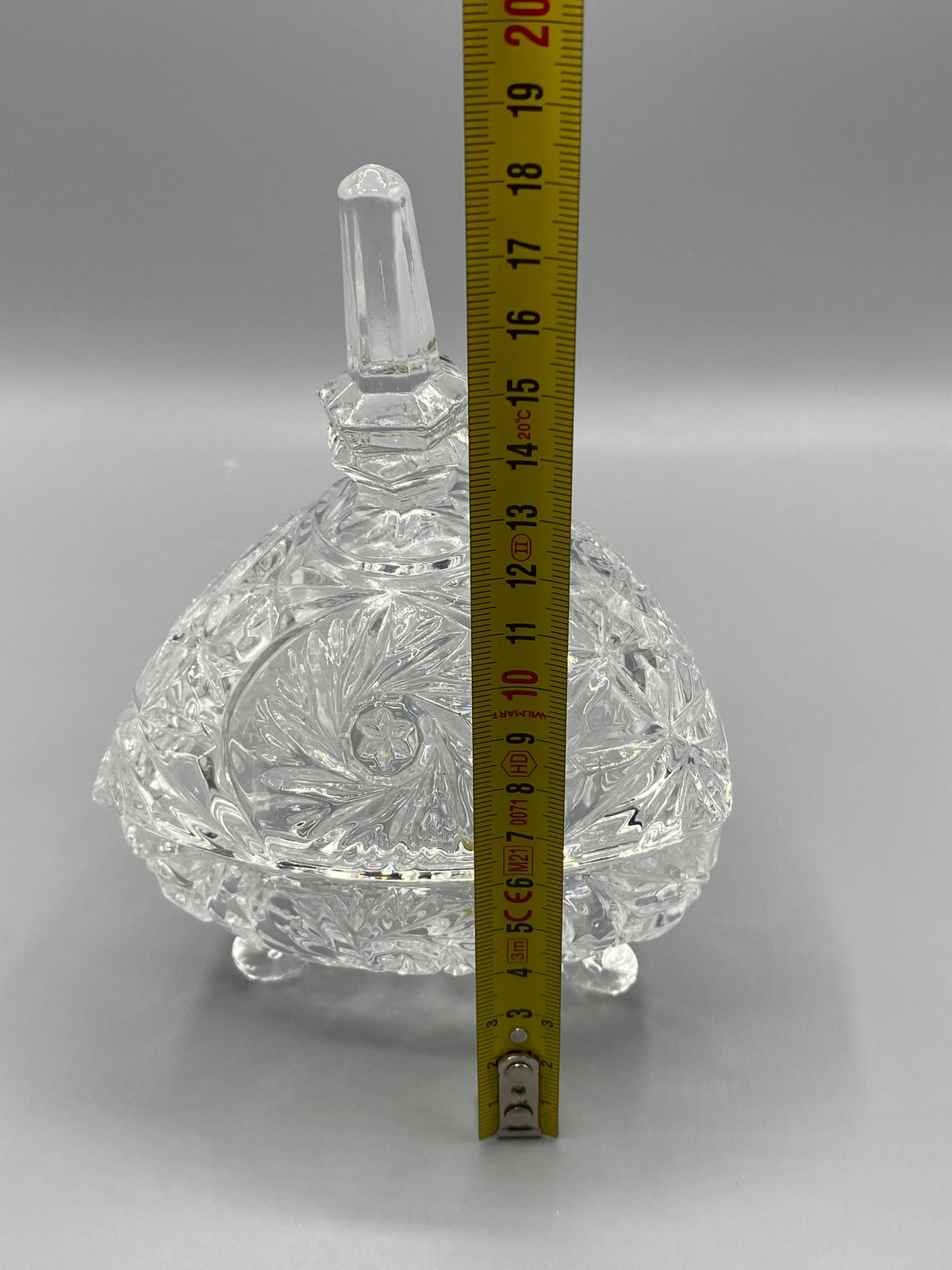 Bonbonnière triangulaire en verre moulé, mesure de la hauteur totale