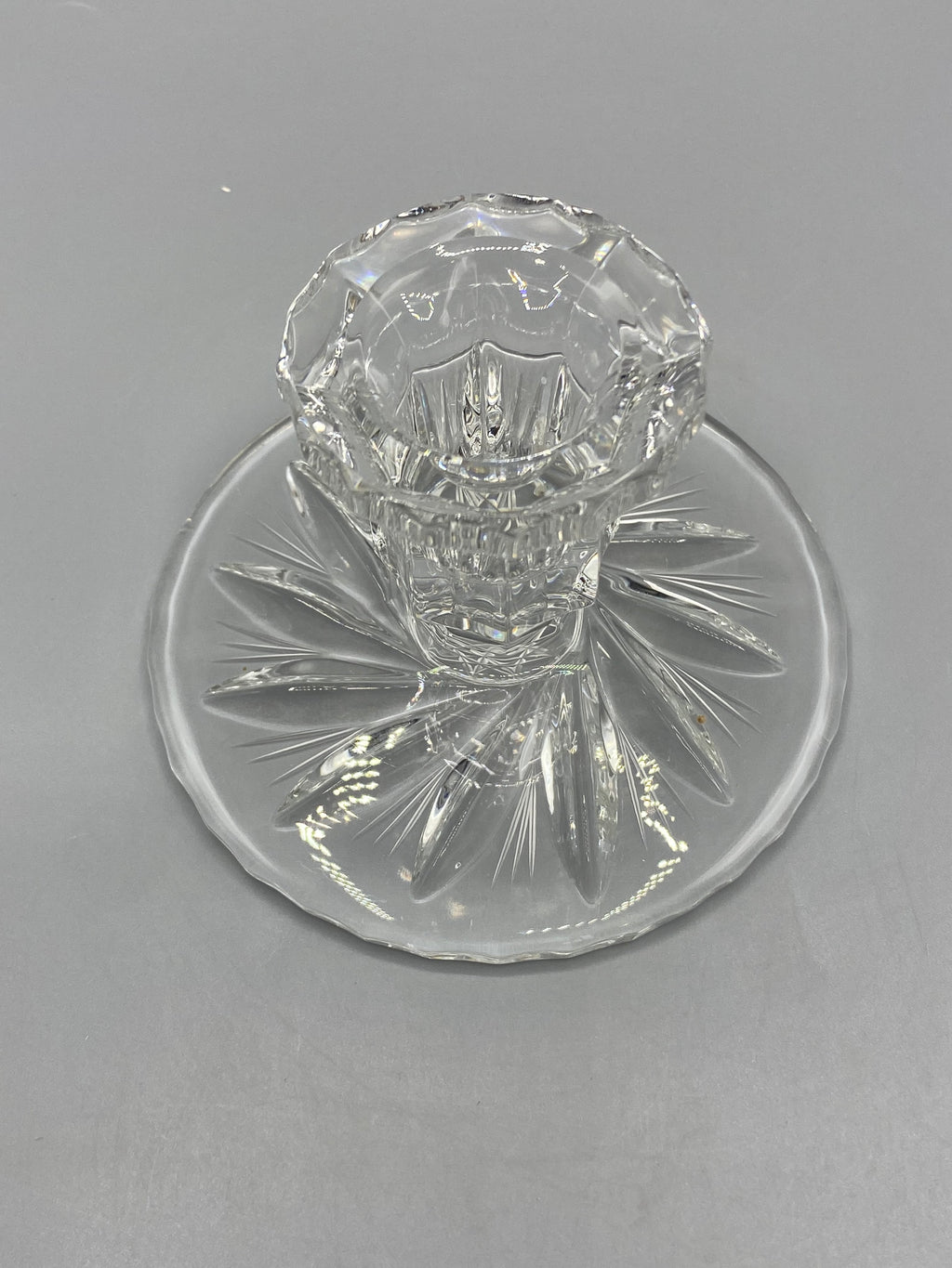 Bougeoir en cristal taillé, vue de dessus du décor rayonnant