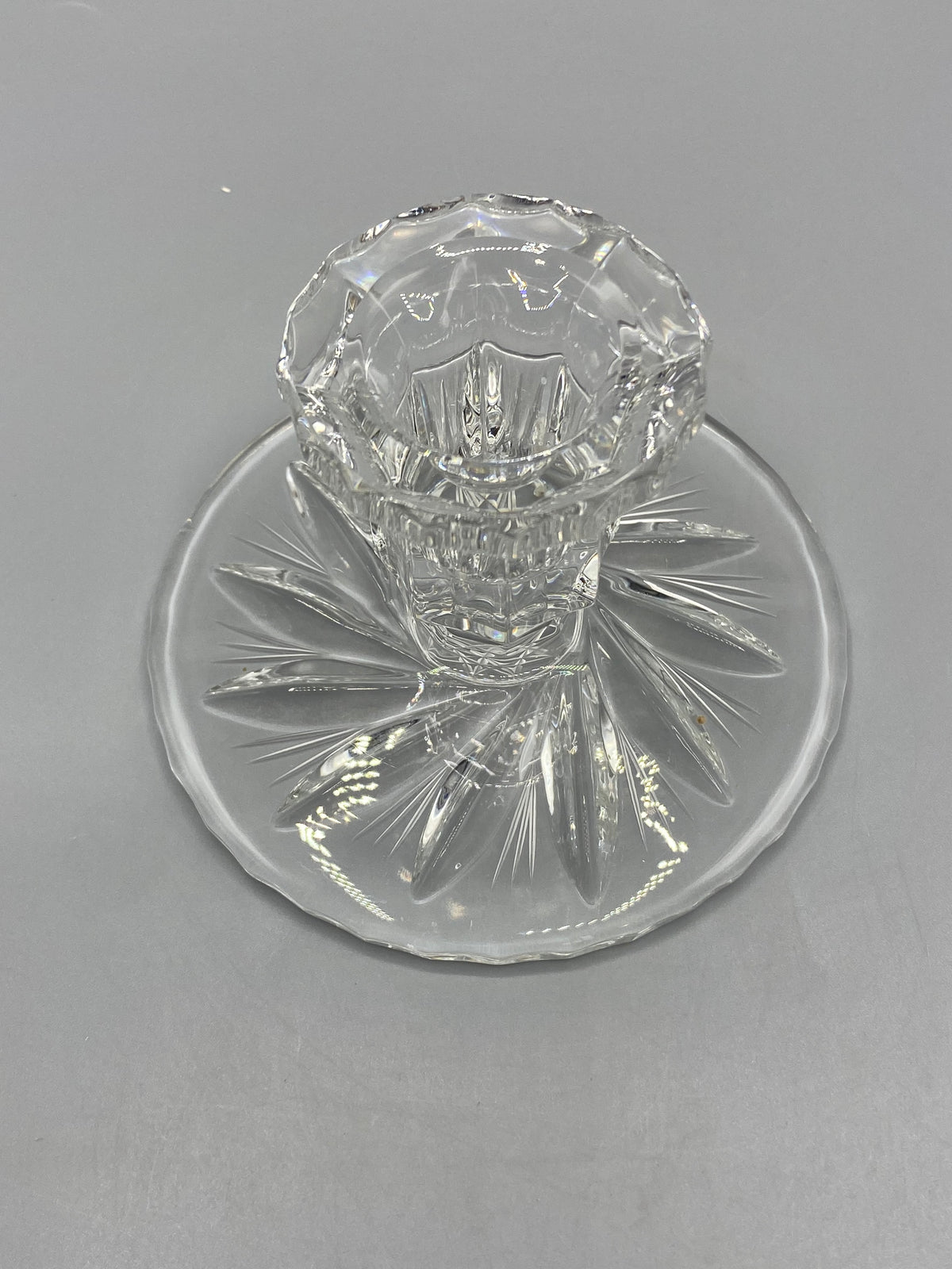 Bougeoir en cristal taillé, vue de dessus du décor rayonnant