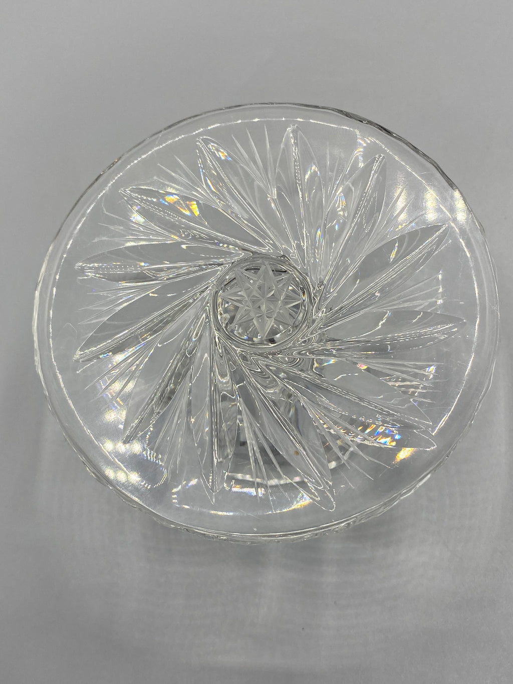Bougeoir en cristal taillé, vue de face