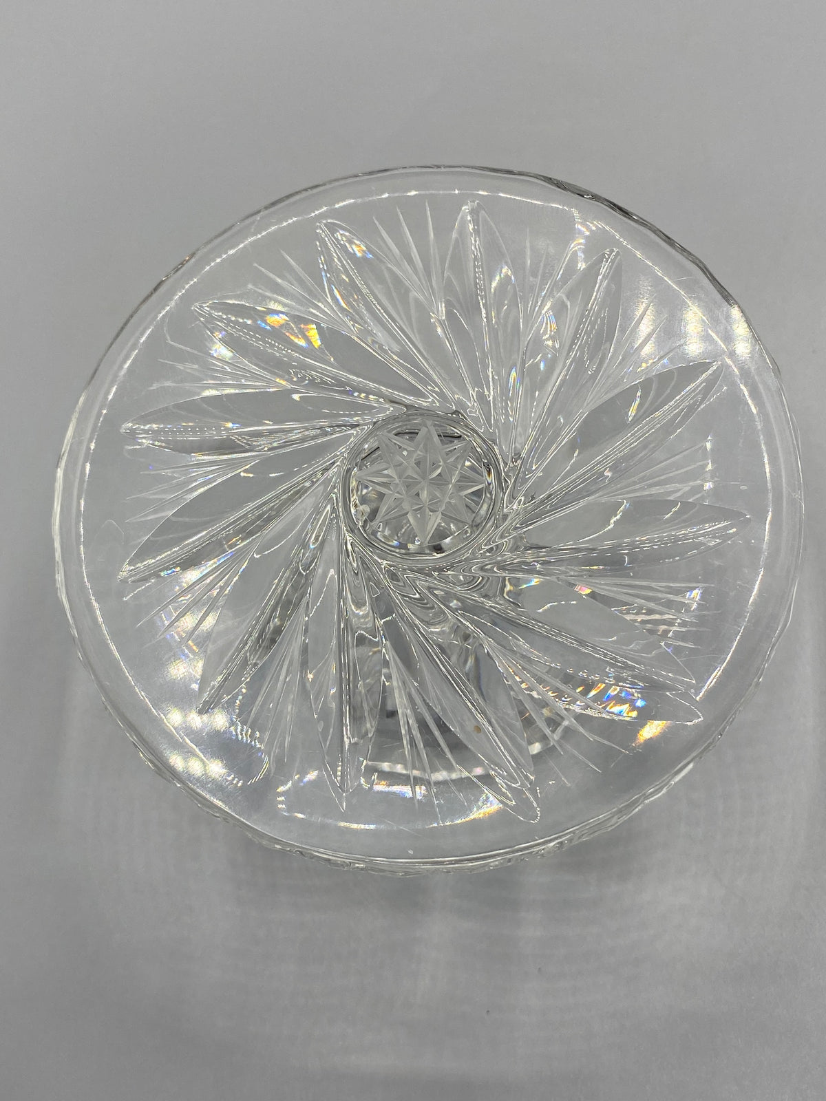 Bougeoir en cristal taillé, vue de face