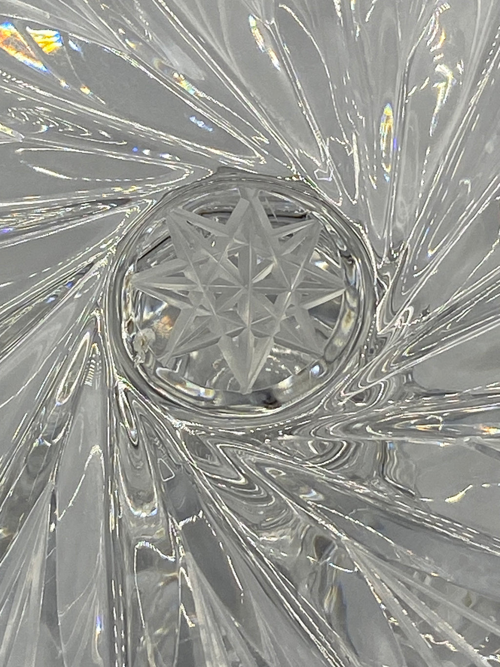Bougeoir en cristal taillé, vue de dessus avec binet