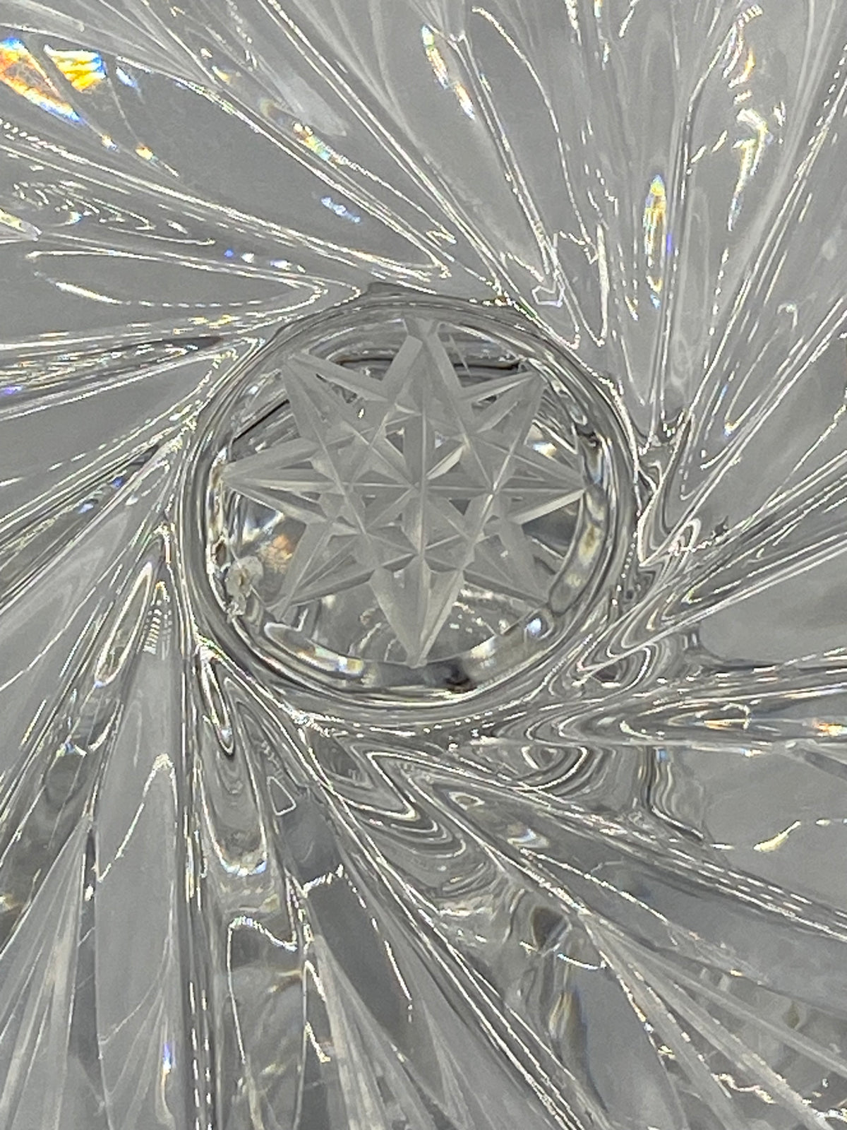 Bougeoir en cristal taillé, vue de dessus avec binet