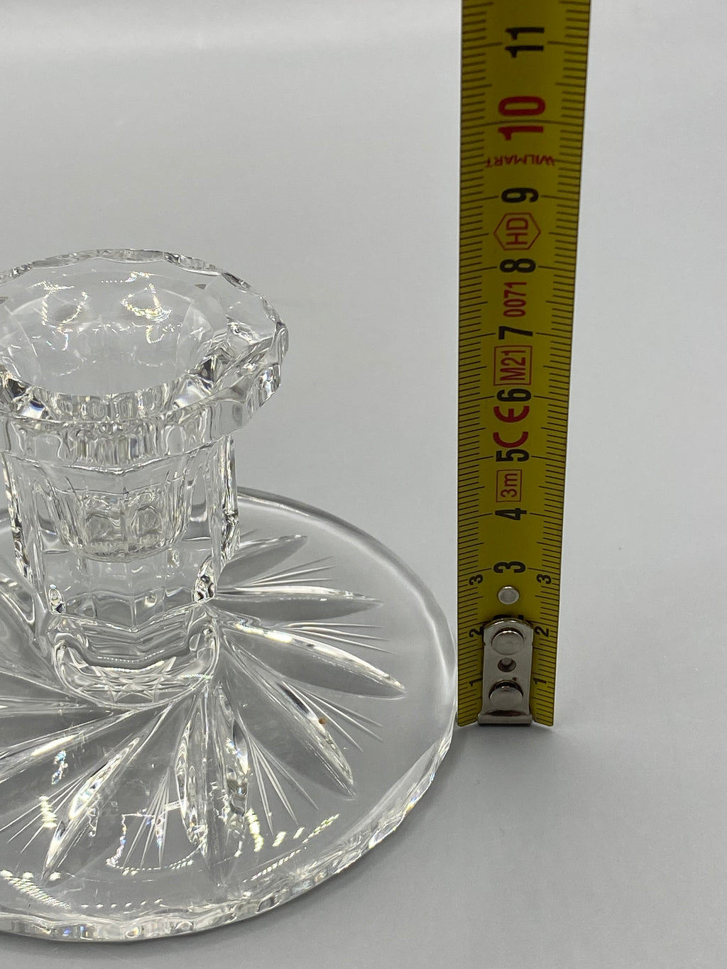 Bougeoir en cristal taillé, détail du binet facetté