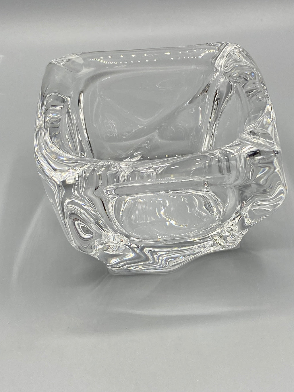 Cendrier en verre massif, vue de face