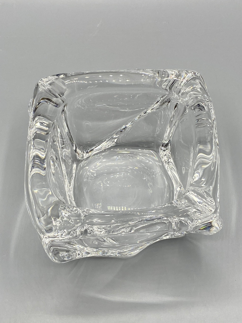 Cendrier en verre massif, mesure de la largeur