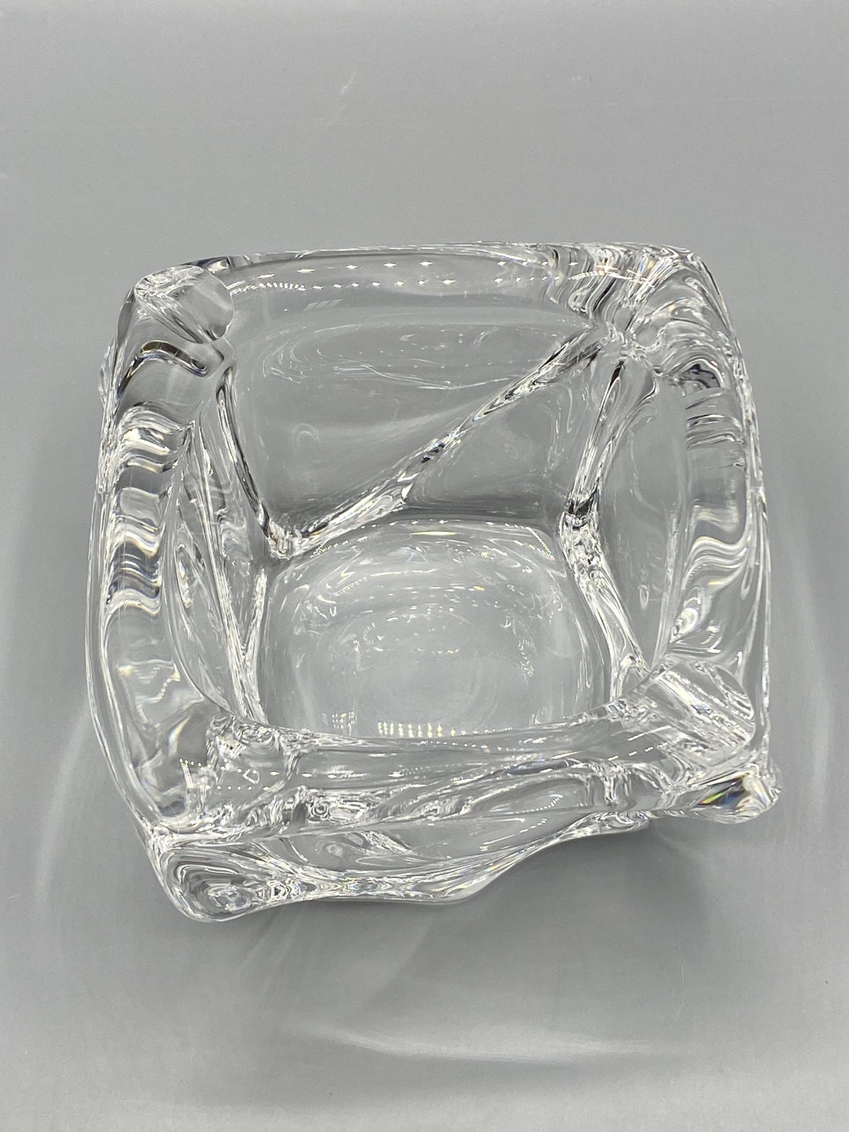 Cendrier en verre massif, mesure de la largeur