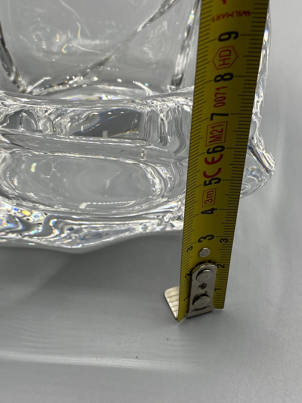 Cendrier en verre massif, vue de profil