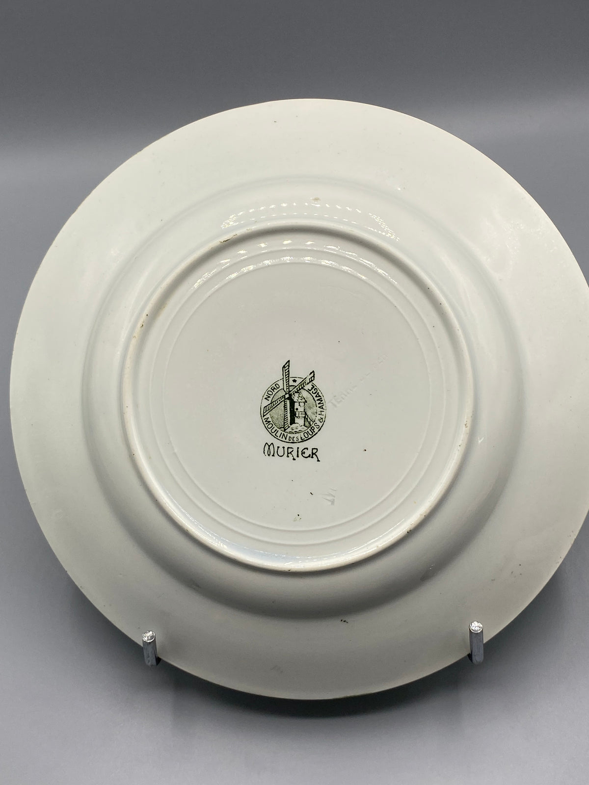 Assiette creuse Moulin des Loups, revers avec cachet
