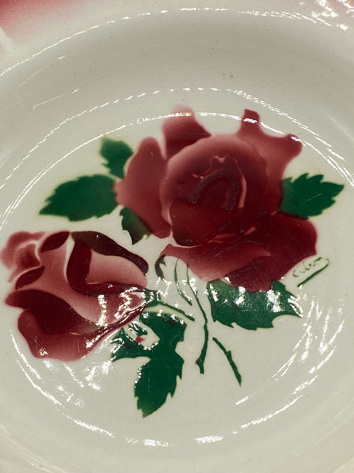 Six assiettes creuses Digoin Sarreguemines empilées avec décor de roses