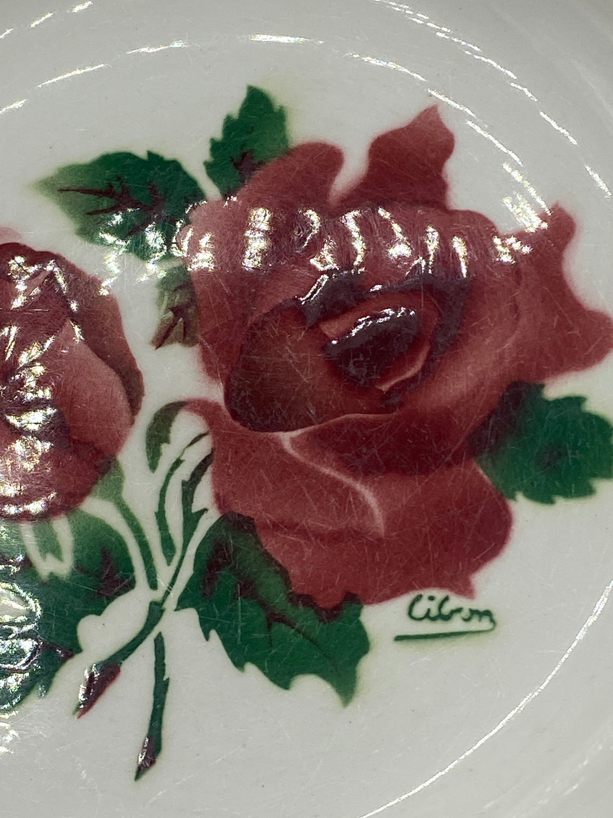 Détail du décor de roses rouges sur l'assiette