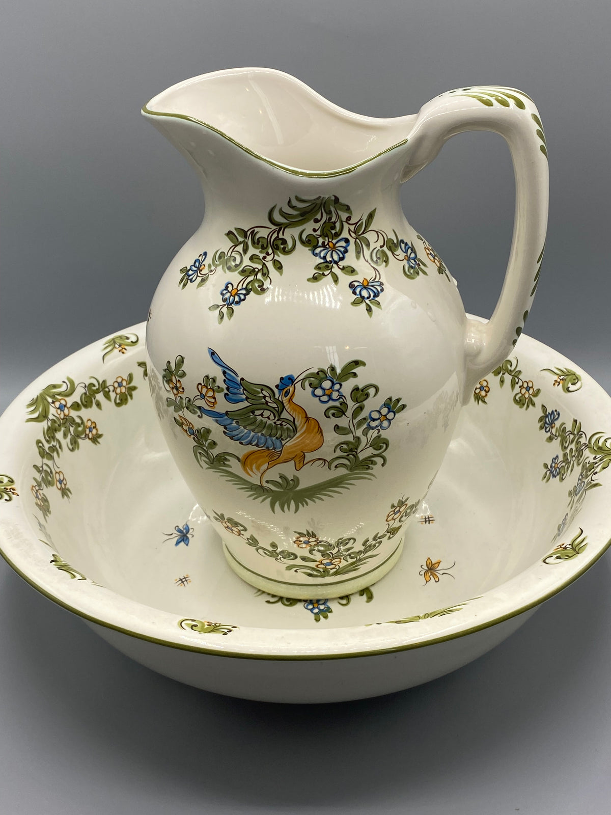 Détail du décor d’oiseau et de fleurs du broc Saint-Clément